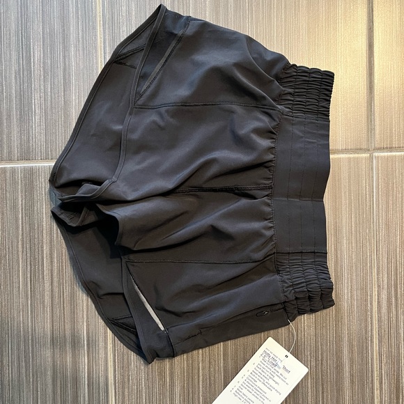 Lululemon Hotty Hot LR Lined Short 2.5" - Picture 4 of 7